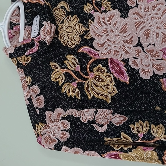 Maison D'Amelie Beautiful Floral Top - Picture 5 of 12